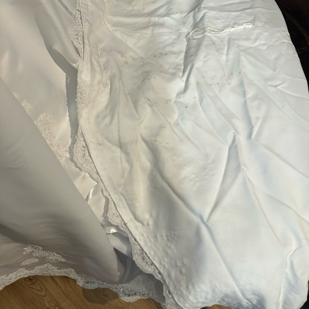 David’s Bridal Elegant White Lace Gown Size 16 W - Picture 8 of 16